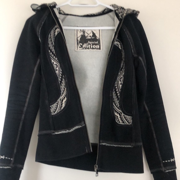 Black lululemon hoodie size 4 in very good condition - Picture 2 of 2